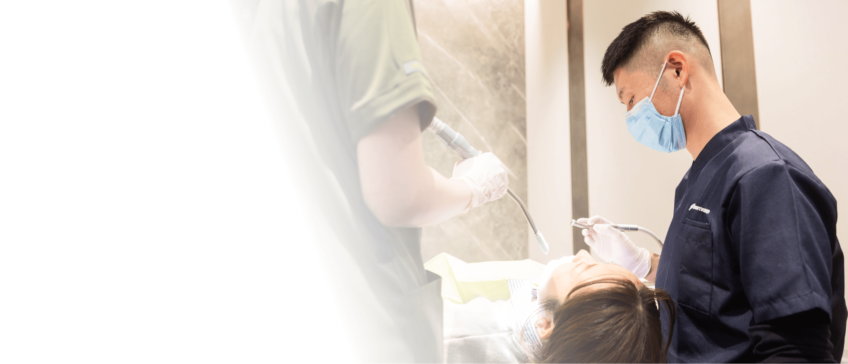 カクタスデンタルクリニックで患者を治療する院長