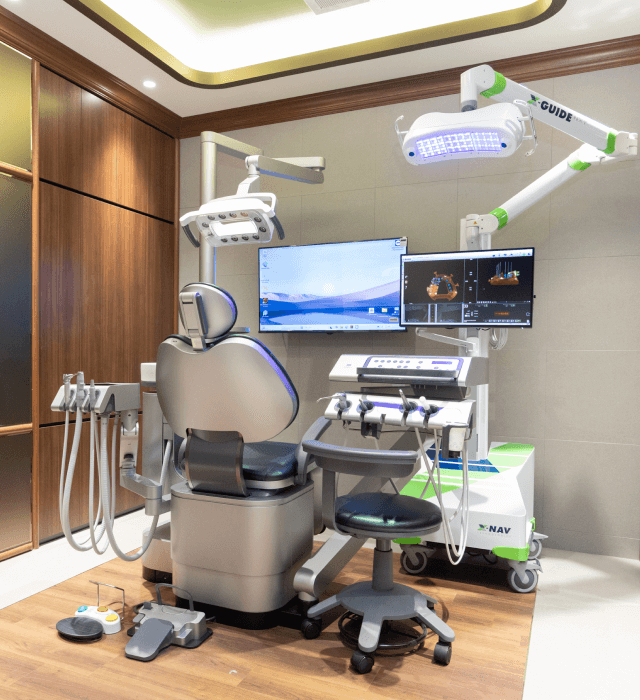 最新の歯科用診療ユニットとモニターが並ぶ清潔で近代的な治療室