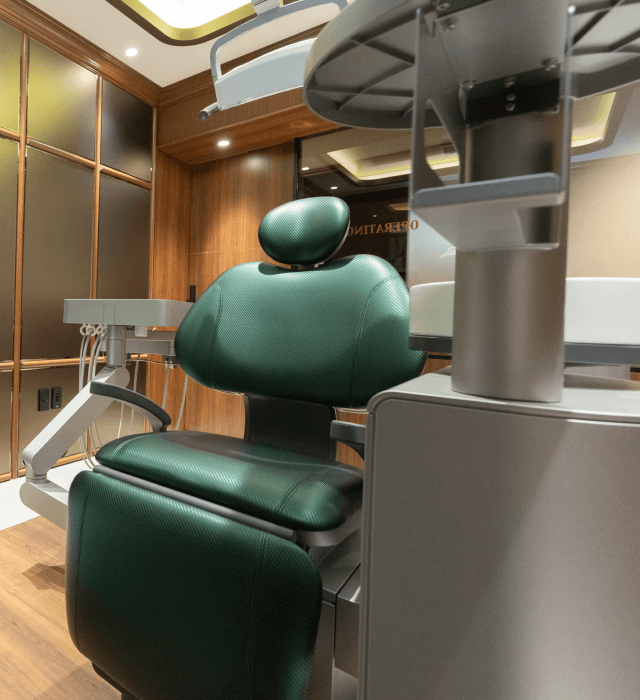 緑色のクッションが特徴的な歯科用チェアのクローズアップ